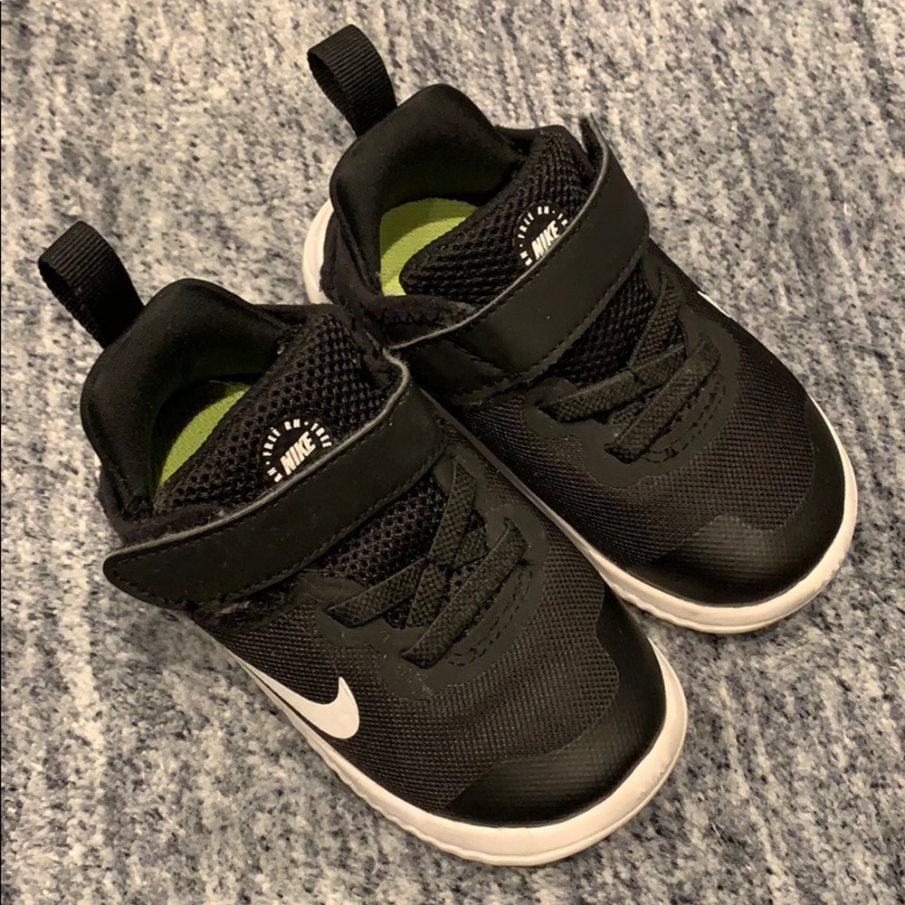 Nike boys black sneakers